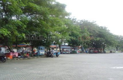 Pedagang Mulai Buka Lapak di Sekitar Stadion